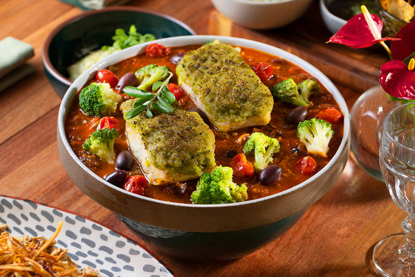 Pescada em crosta de alho poró com molho napolitano