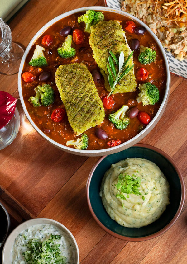 Pescada em crosta de alho poró com molho napolitano