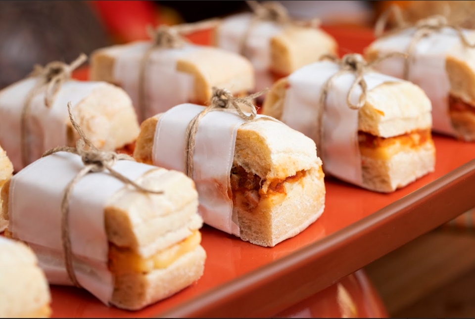 Ciabatta com brie, chutney de tomate e bacon crocante