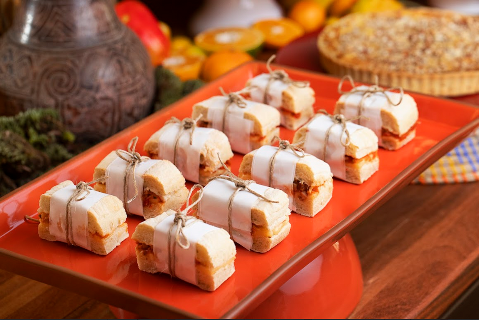 Ciabatta com brie, chutney de tomate e bacon crocante