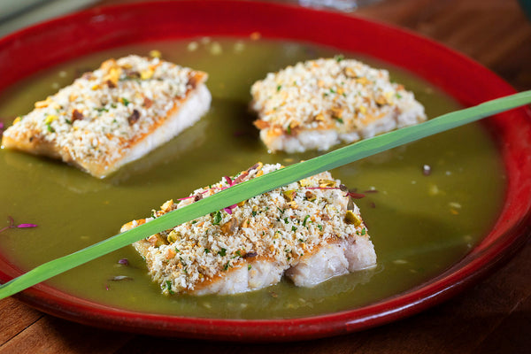 Pescada amarela com fumê de capim cidreira e crosta de pistache