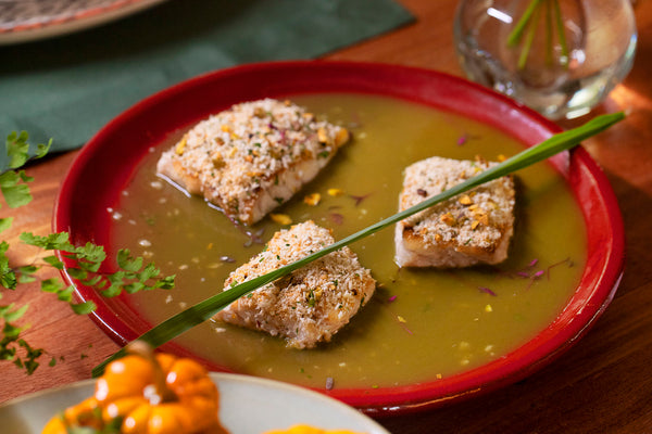 Pescada amarela com fumê de capim cidreira e crosta de pistache