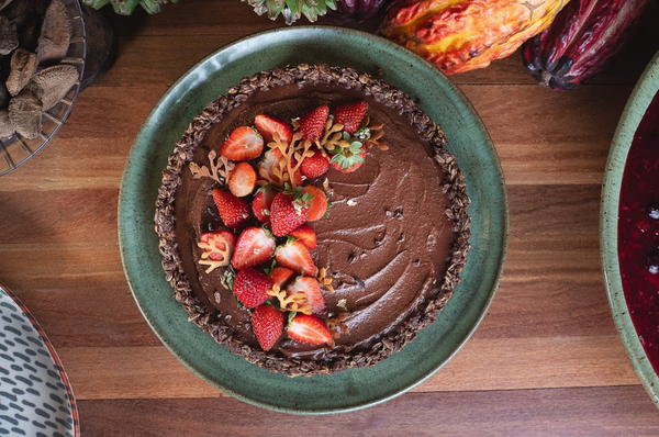Torta mágica de chocolate com frutas vermelhas (vegana)
