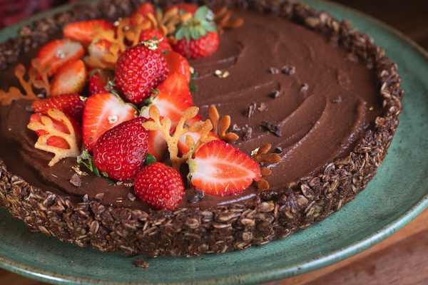 Torta mágica de chocolate com frutas vermelhas (vegana)