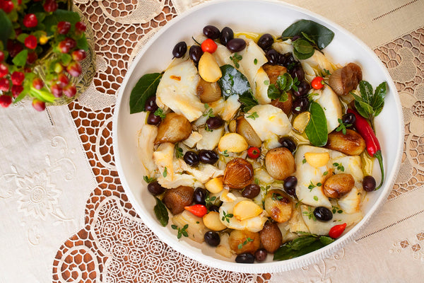 Salada de bacalhau, alho, azeitonas e azeite temperado