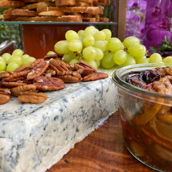 Terrine de gorgonzola com nozes e uvas verdes