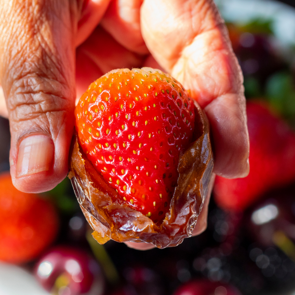 Tâmaras frescas com morangos e nibs de cacau