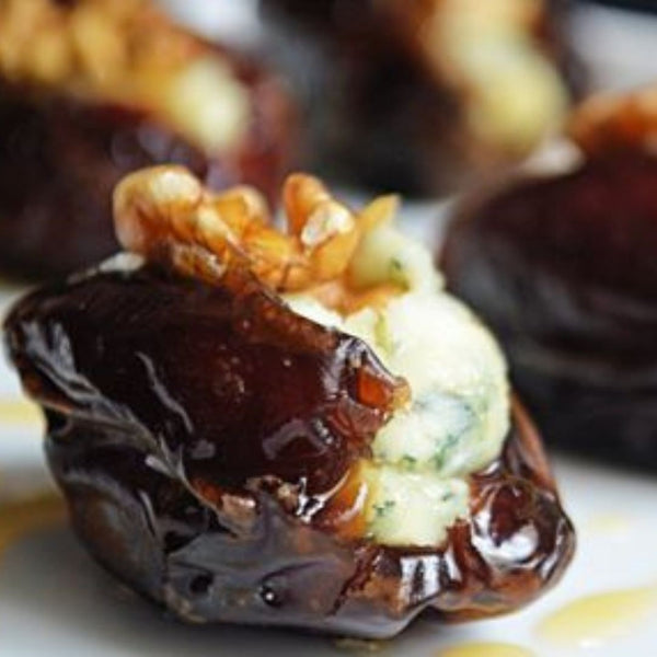 Tâmaras frescas com gorgonzola e nozes