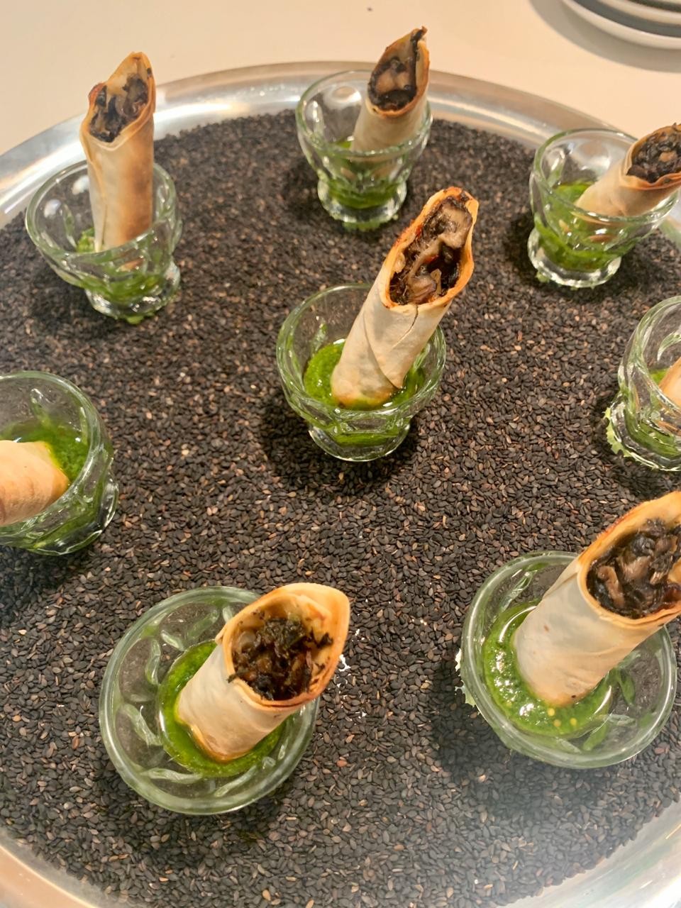 Túnel crocante de cogumelos com pesto de salsa