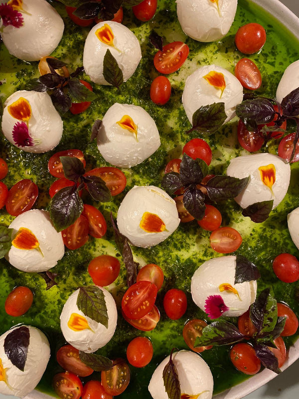 Salada caprese com mozzarela de búfala e pesto
