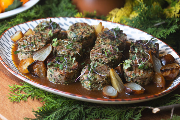 Enformado de cordeiro com cebolas e demi-glace