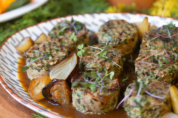 Enformado de cordeiro com cebolas e demi-glace