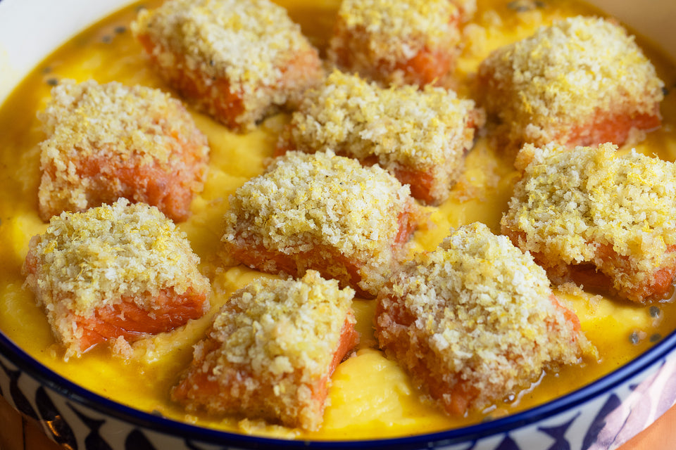 Salmão com crosta de laranja, purê de mandioquinha e molho de maracujá