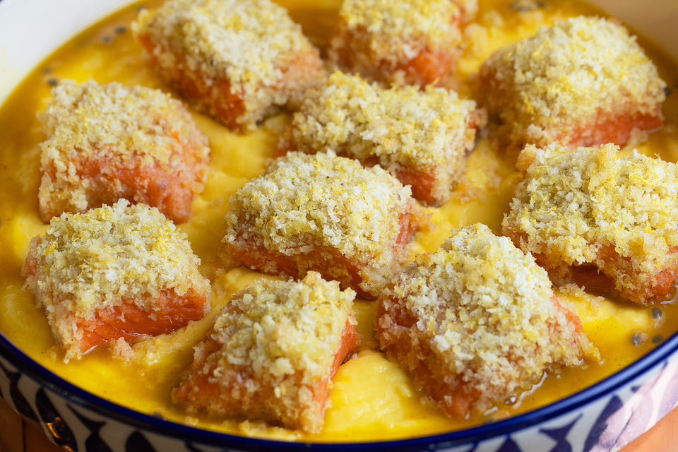 Salmão com crosta de laranja e purê de mandioquinha com fava de baunilha