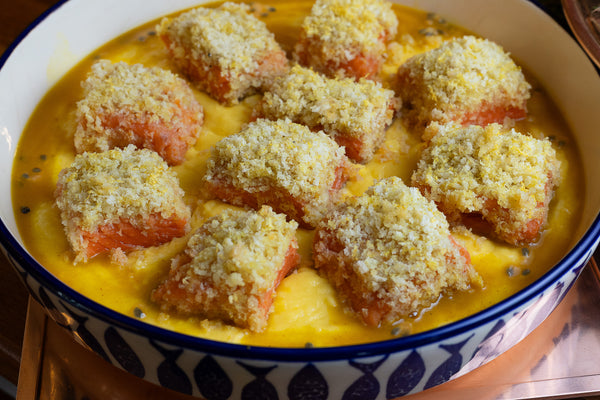 Salmão com crosta de laranja, purê de mandioquinha e molho de maracujá