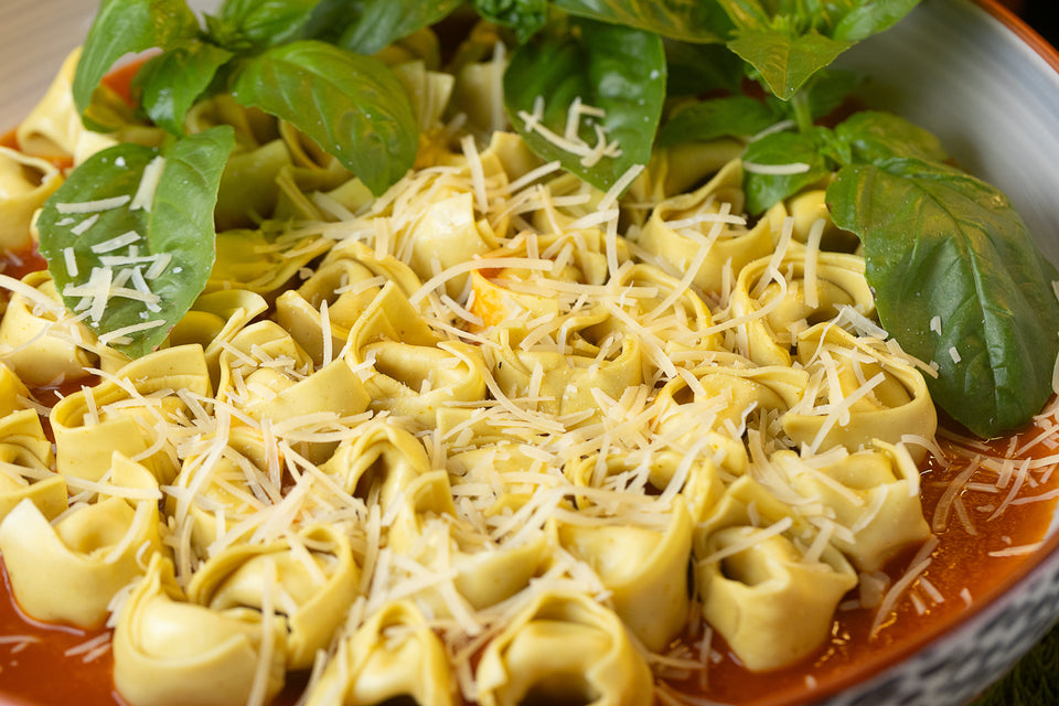 Cappellacci de queijo da canastra com molho de tomates, manjericão e parmesão