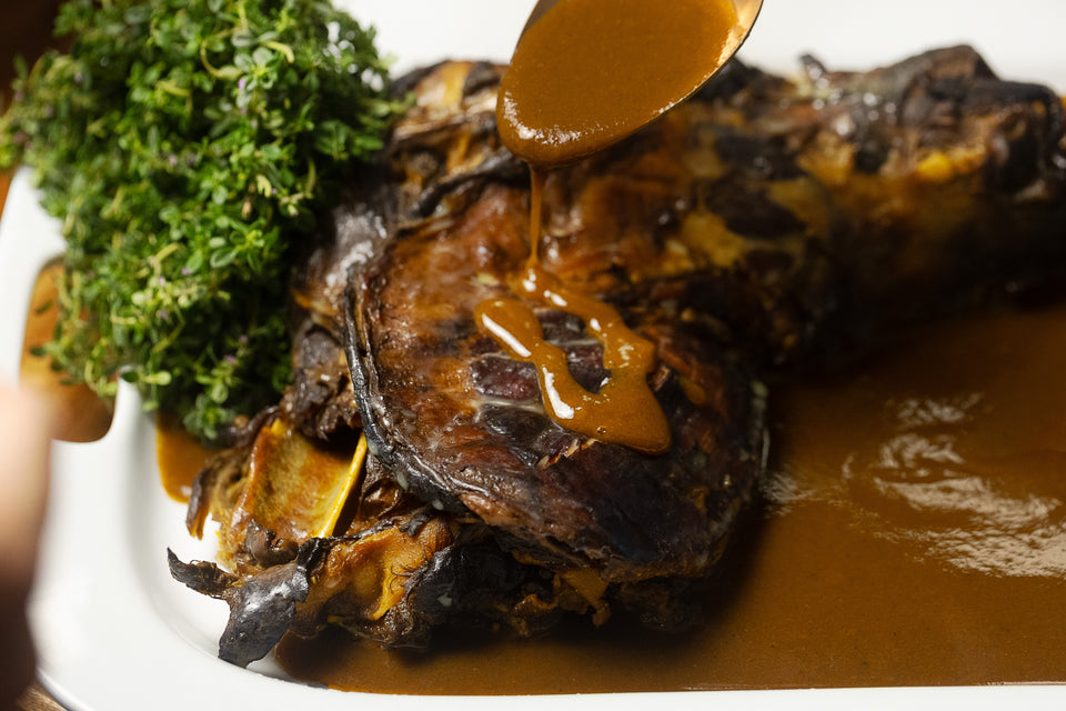 Paleta de cordeiro inteira braseada