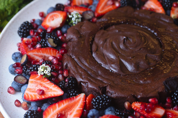 Torta fondue de chocolate com frutas vermelhas