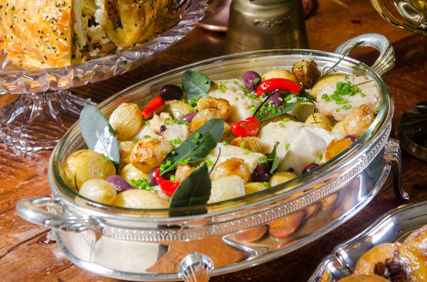 Bacalhau gadus morhua, cebolas, azeitonas, batatas ao murro e pimentões
