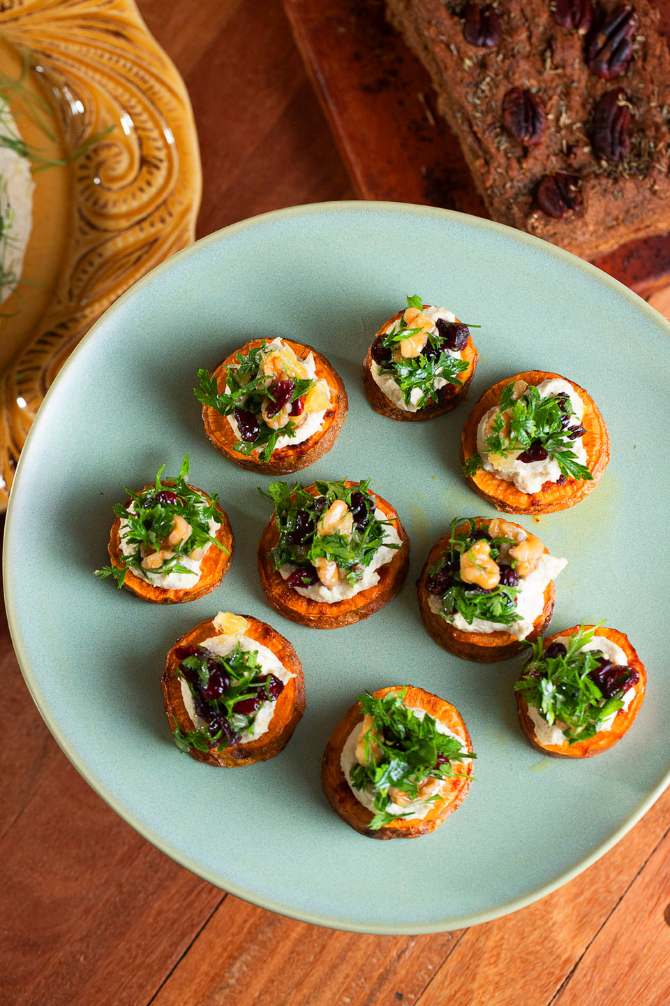 Batata doce com ricota de caju fermentada e salsa de cranberry com laranja e nozes
