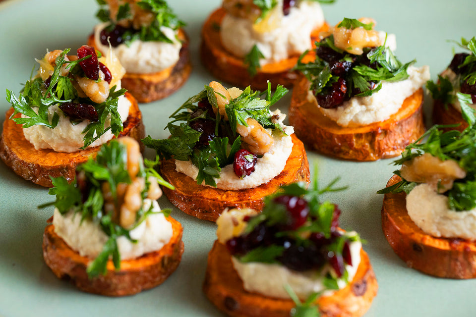 Batata doce com ricota de caju fermentada e salsa de cranberry com laranja e nozes