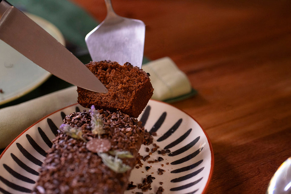 Bolo de mel com especiarias e nibs de cacau