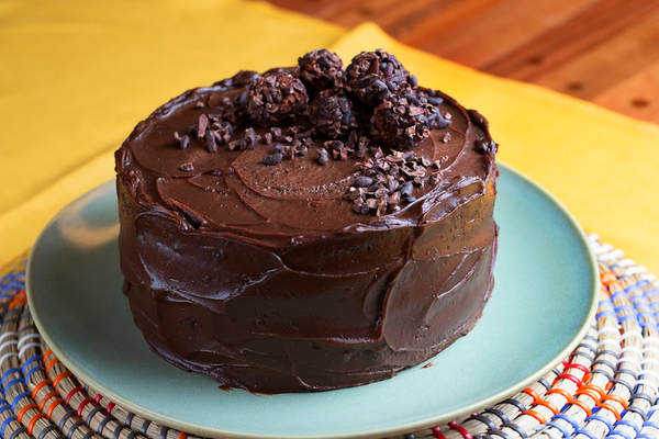 Bolo de brigadeiro com nibs de cacau
