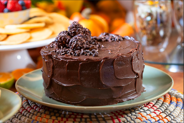 Bolo de brigadeiro com nibs de cacau