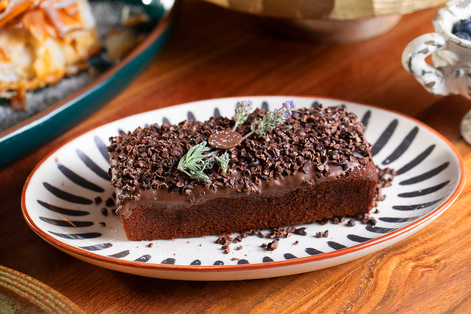 Bolo de mel com especiarias e nibs de cacau