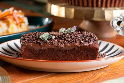 Bolo de mel com especiarias e nibs de cacau