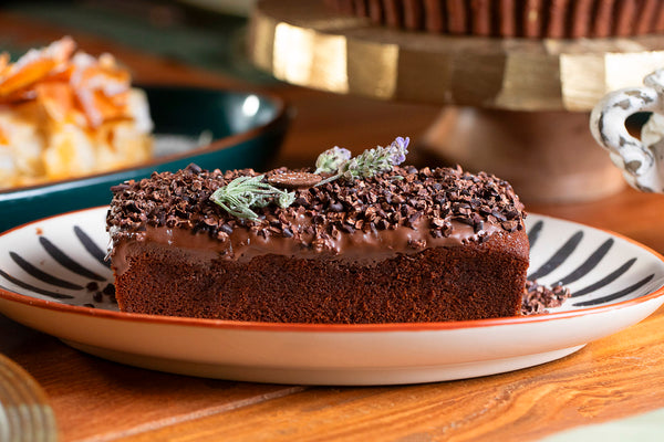 Bolo de mel com especiarias e nibs de cacau