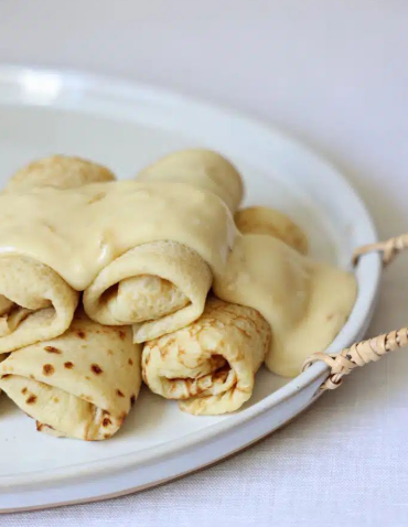Blintzes recheado de batata, compota de cebola e coalhada