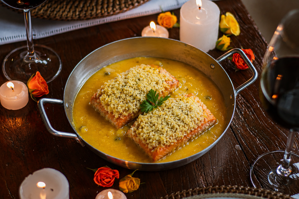 Salmão com crosta de laranja e purê de mandioquinha para casal