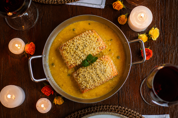 Salmão com crosta de laranja e purê de mandioquinha para casal