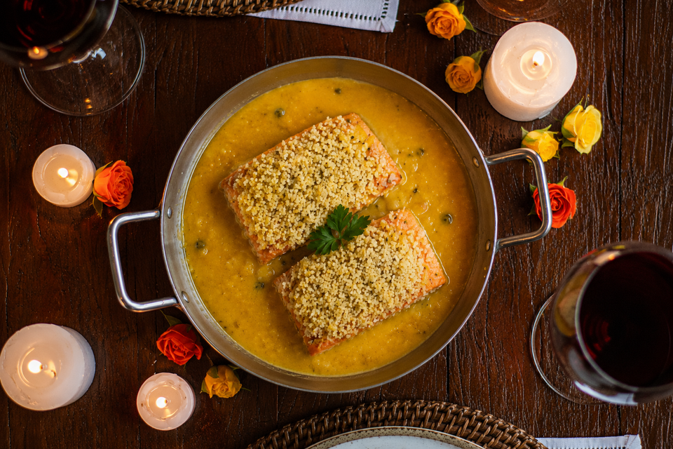 Salmão com crosta de laranja e purê de mandioquinha para casal