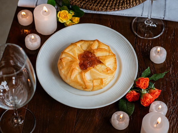 Mini queijo brie folhado com compota de kinkan