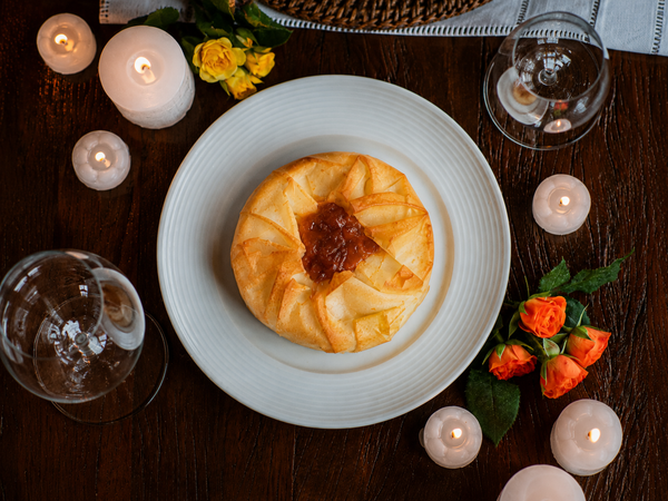Mini queijo brie folhado com compota de kinkan