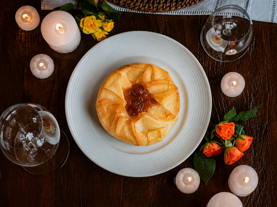 Mini queijo brie folhado com compota de kinkan