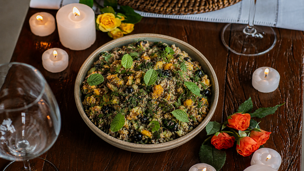 Salada de quinoa com nozes e blueberry para casal