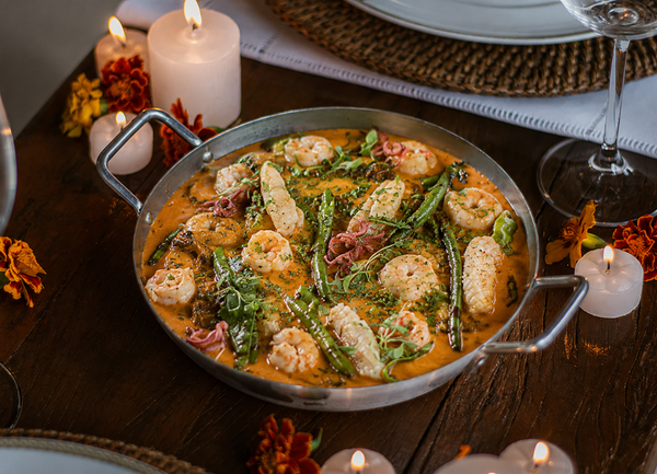 Curry de peixe, frutos do mar e arroz thai com abacaxi para casal