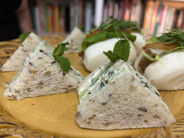 Club sandwich com pepino e pasta de yogurte e hortelã