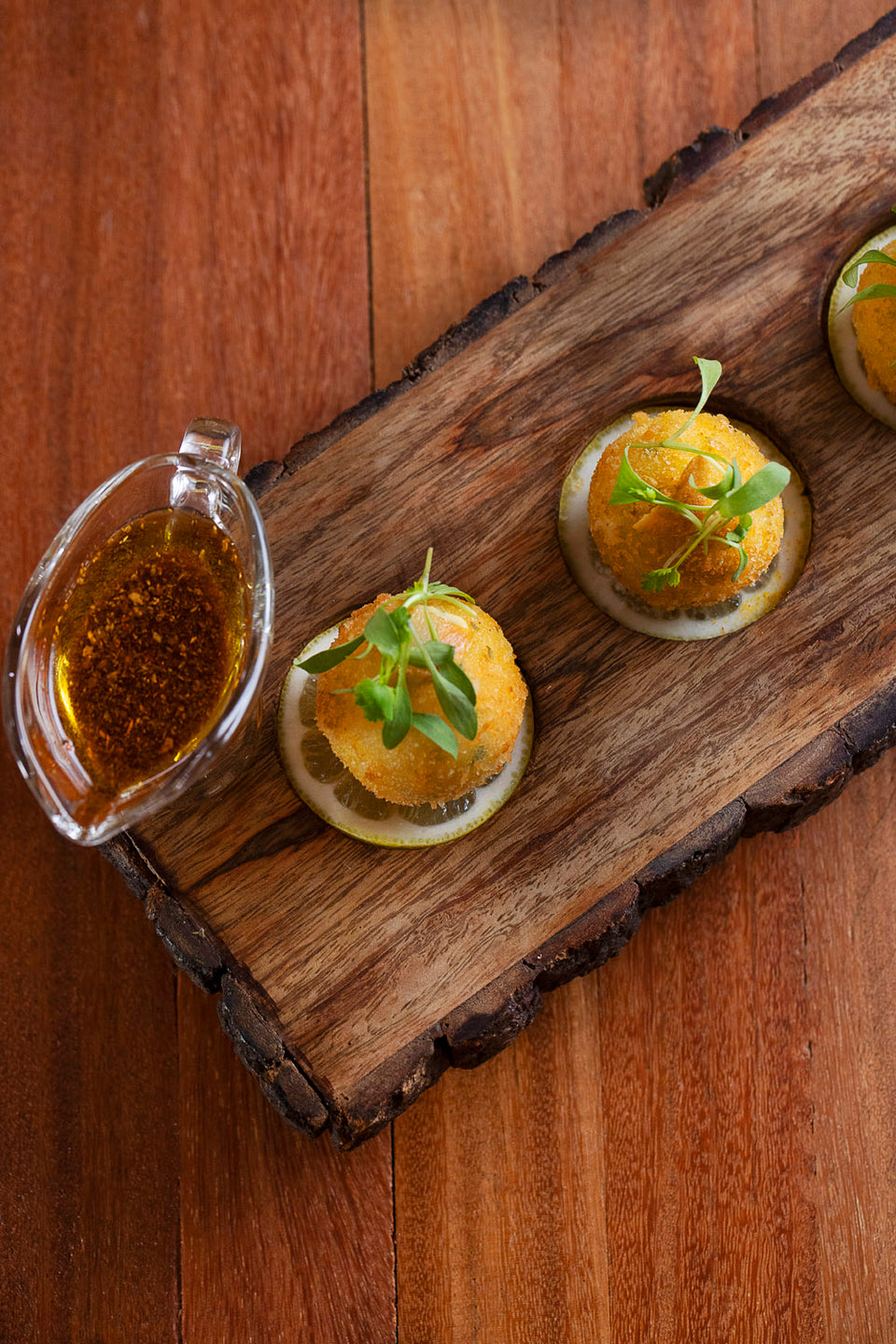Croqueta de cordeiro acompanha aioli