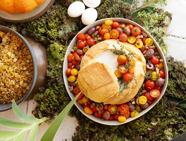 Fonduta de queijo brie no pão italiano e tomatinhos