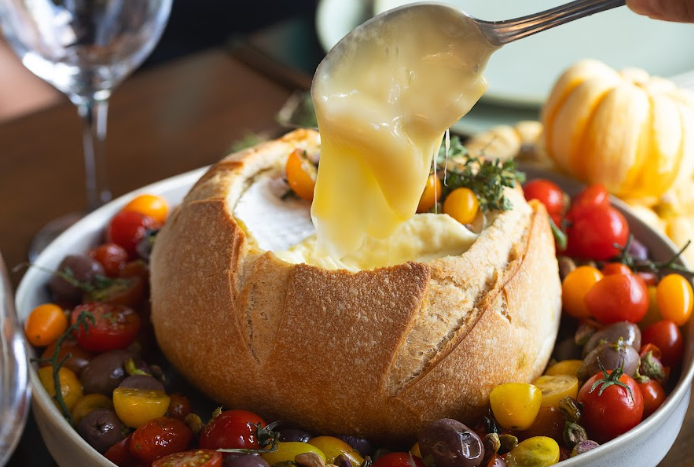 Fonduta de queijo brie no pão italiano e tomatinhos