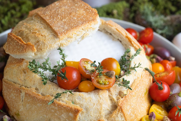 Fonduta de queijo brie no pão italiano e tomatinhos