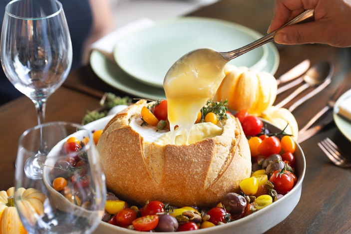 Fonduta de queijo brie no pão italiano e tomatinhos