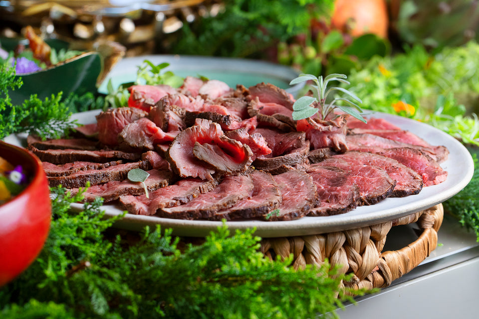 Rosbife de filé mignon flambado no conhaque com molho de mostarda e pesto