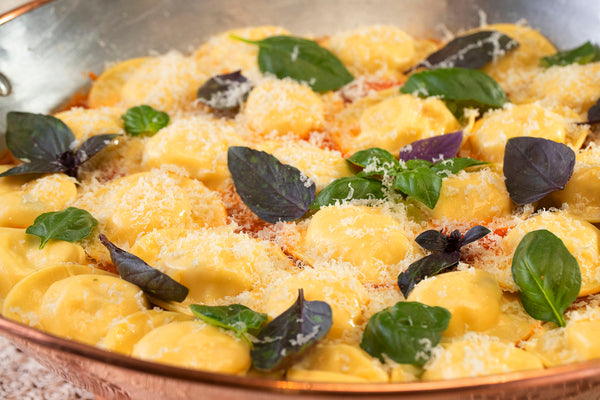 Raviole  de mozzarela com limão siciliano e molho de tomates frescos, basílico e parmesão