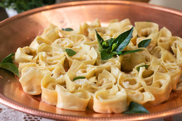 Cappellacci  de queijo da canastra com molho de tomates, manjericão e parmesão