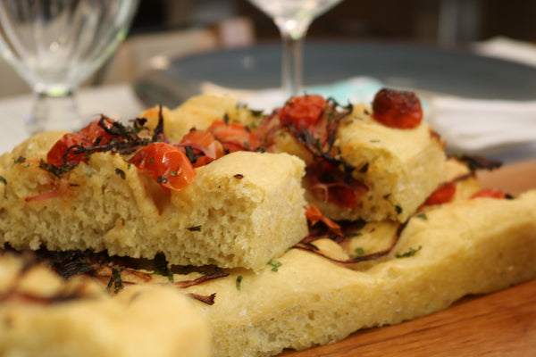 Focaccia com Tomatinhos e Cebola Roxa